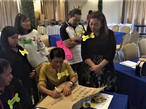 Health personnel from the Philippines creating a list on how to be a responsible pet owner. (Photo: GARC).