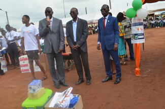 Remise de kit de vaccination par le representatnt du Ministre des ressources animales et