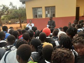 Educadores em Raiva sensibilizando aos estudantes da Escola Secundaria Paulo Samuel Khankhomba