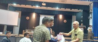Dr. Akshyavat Kesari, DVO, NLP, presenting award to the quiz winners