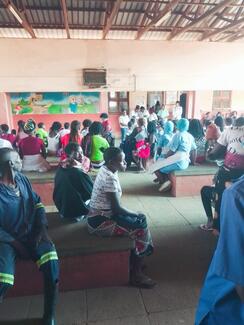 Pacientes assistindo a palestra sobre a raiva