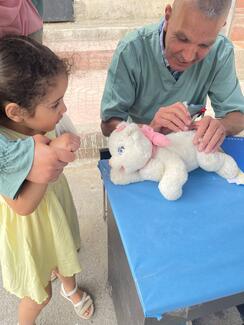 Enfant avec peluche à vacciner