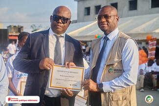 Remise de certificats aux personnes formées sur la rage a partir de la plateforme GARC a abobo JMR 2025 , CI